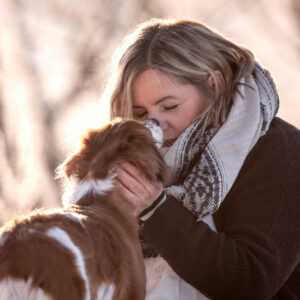 Frau kuschelt mit ihrem hund