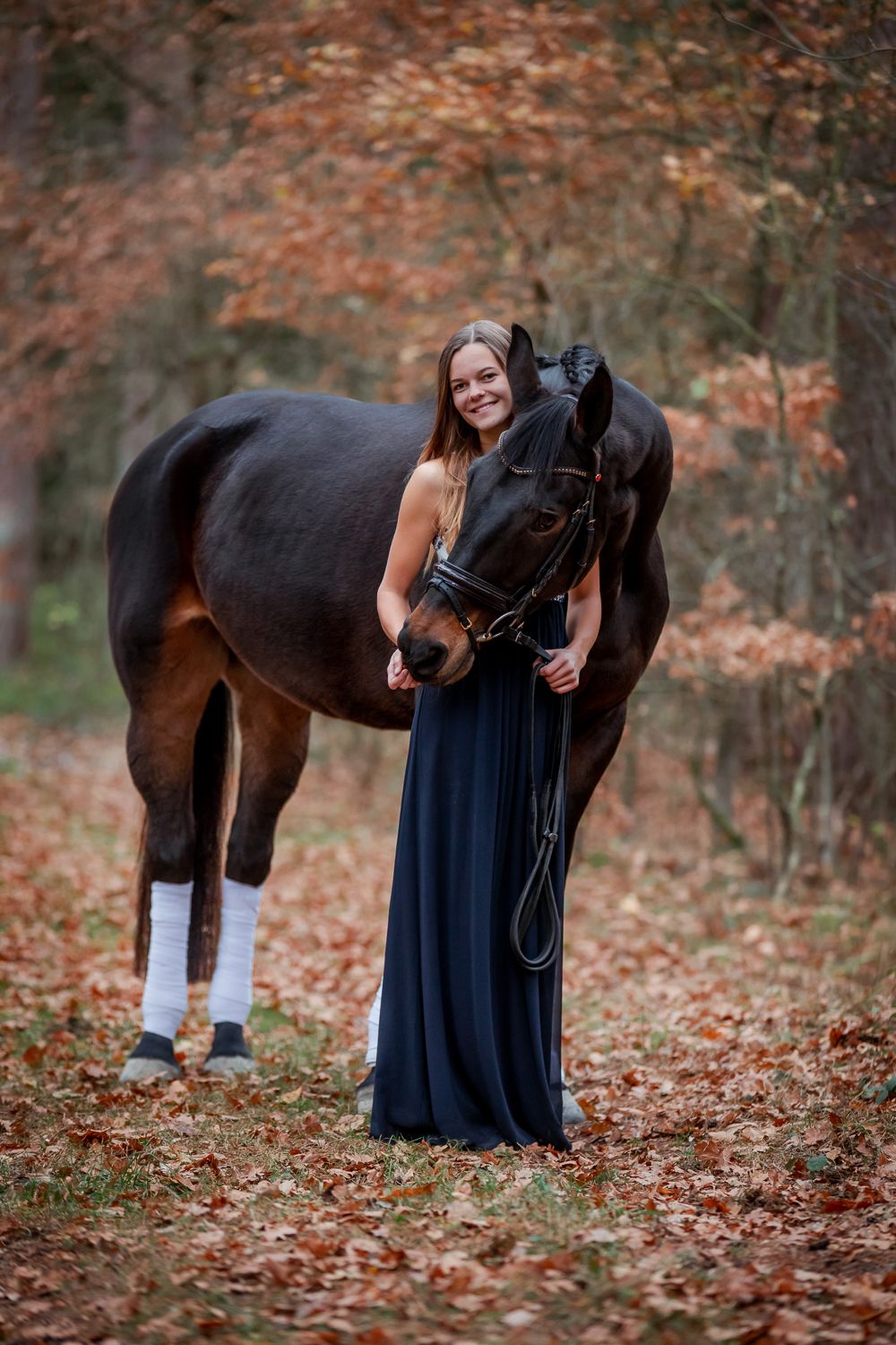 Braut mit Pferd im Wald
