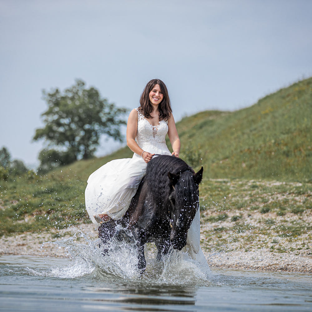 Braut reitet durchs wasser