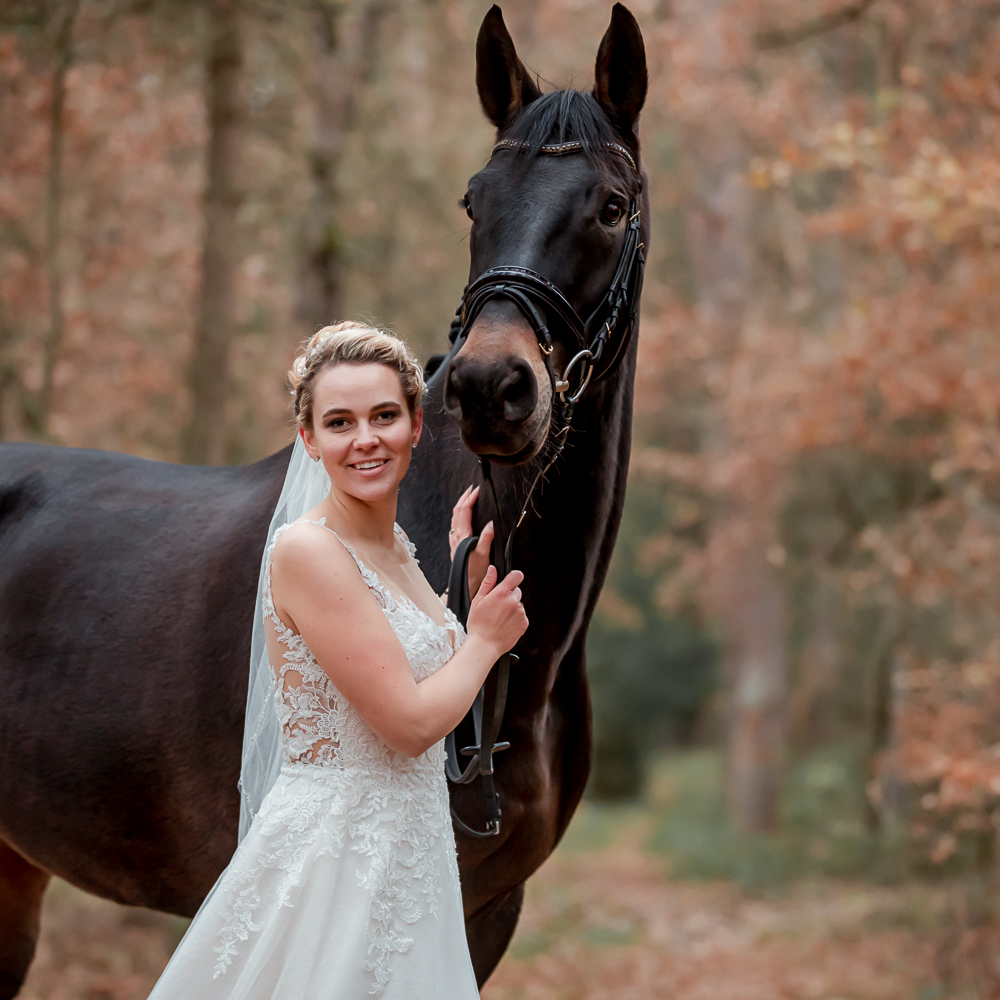 Braut mit Pferd im Herbstlaub
