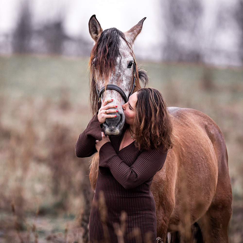 Pferdefotoshooting-3 Pferdebild Frau kuschelt mit Pferd